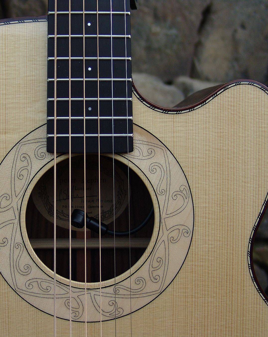 Single cutaway acoustic guitar
