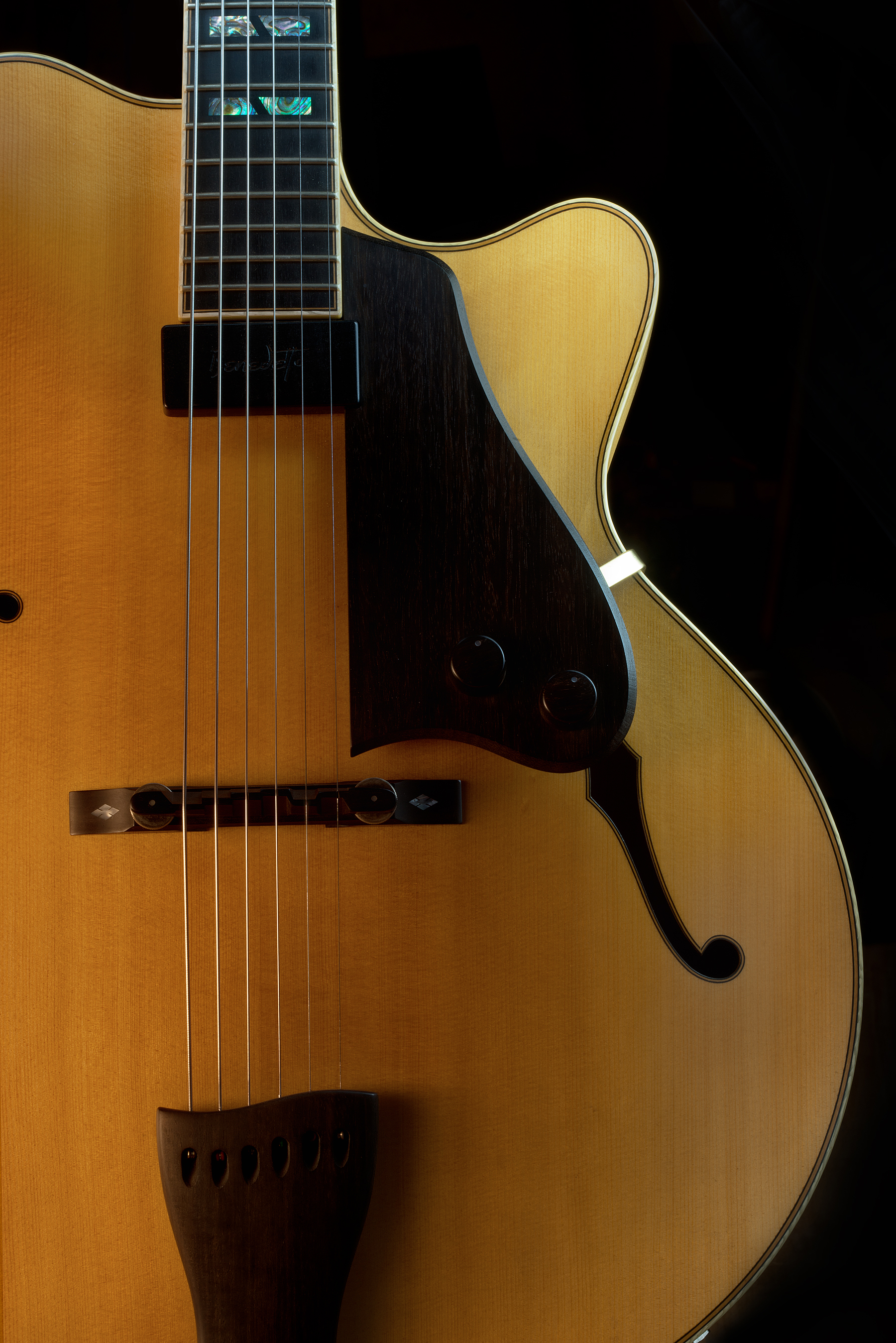Peter Stephen Emperor Archtop Jazz Guiatr featuring the ebony pick gaurd and knobs