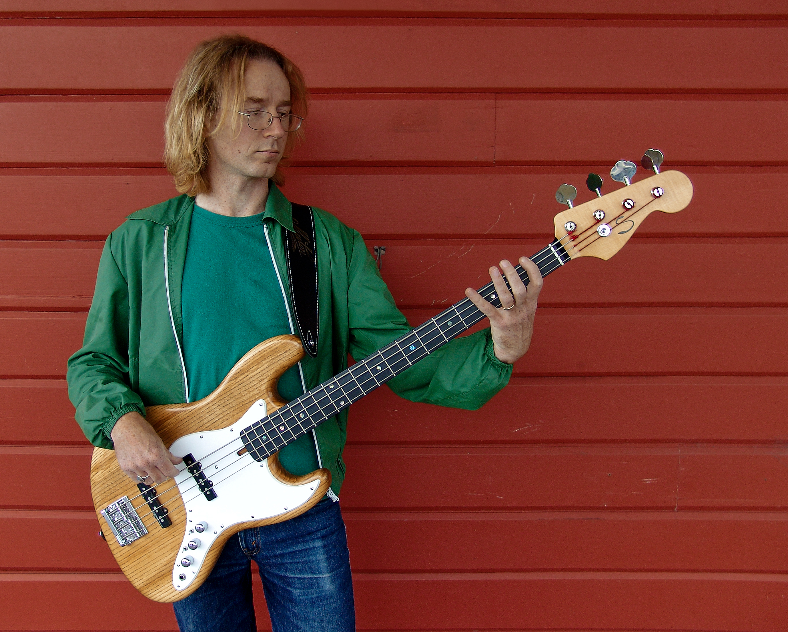 Mark Howe plays his Peter Stephen 4 string electric bass guitar