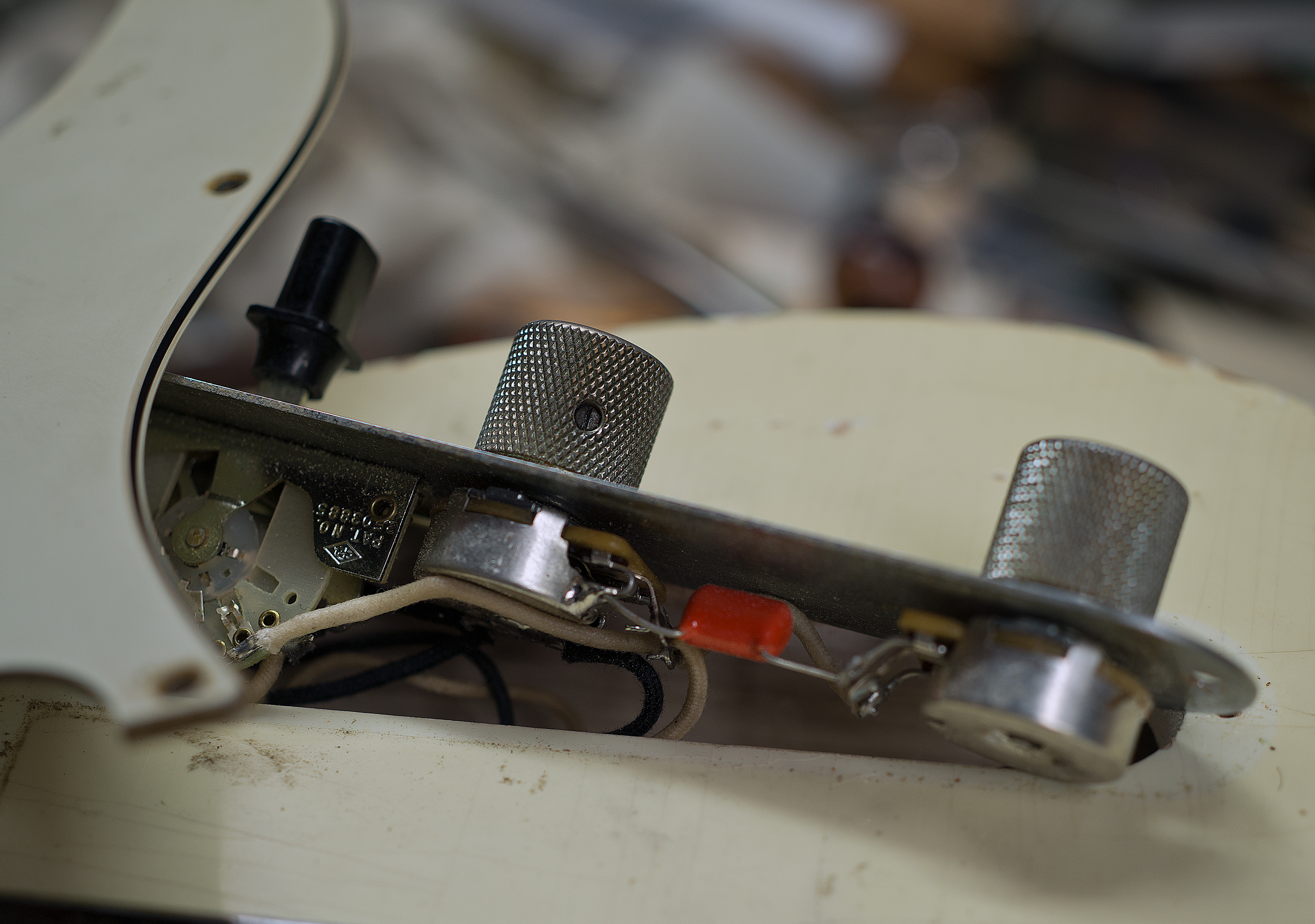 Peter Stephen Luthier, UEB setup showing the bridge and pickup conection post